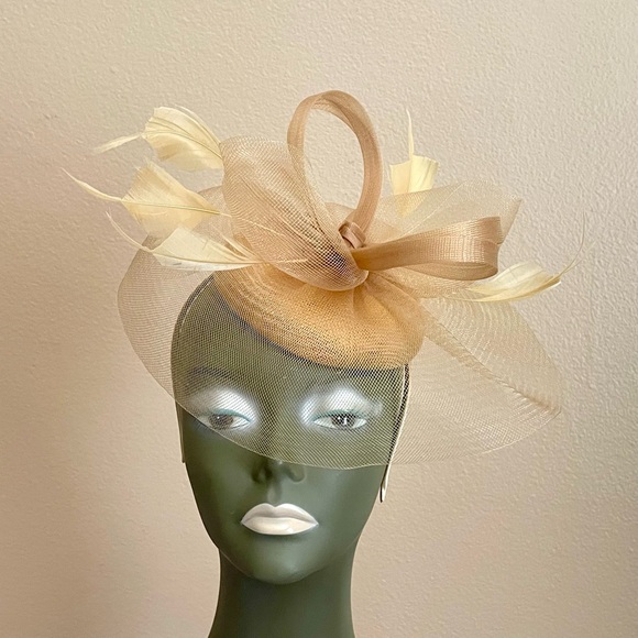 Modern-day Fascinator - Picture 2 of 6